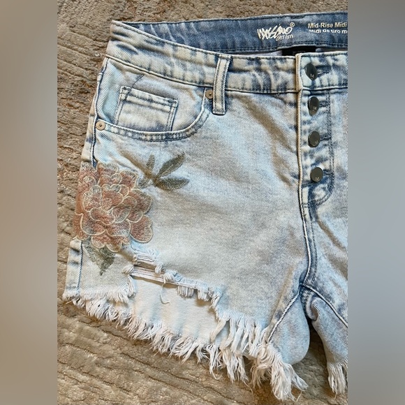 3/$15 LIKE NEW π΄ππππππ πππ-π
ππ π ππππ Jean shorts - Picture 2 of 7